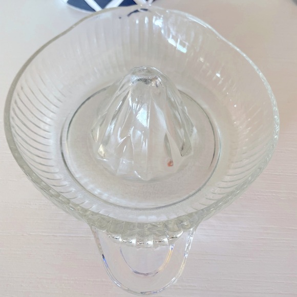Vintage Heavy Glass Hand Juicer Reamer with Pouring Spout~Oranges Limes Lemons - Picture 4 of 6